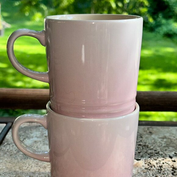 Le Creuset | 2 NEW 12 Oz Coffee Tea MUGS Set of 2 SHELL PINK Stoneware - Picture 1 of 3